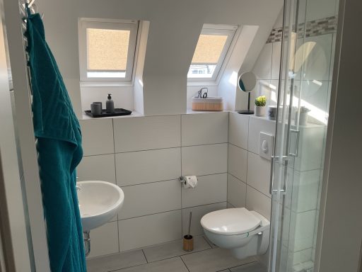 Waschtisch und Hänge-WC