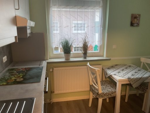 Kleiner Essplatz mit 2 Stühlen