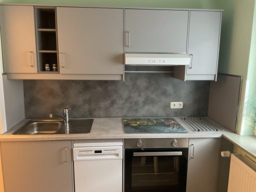 Küchenzeile mit E-Geräten